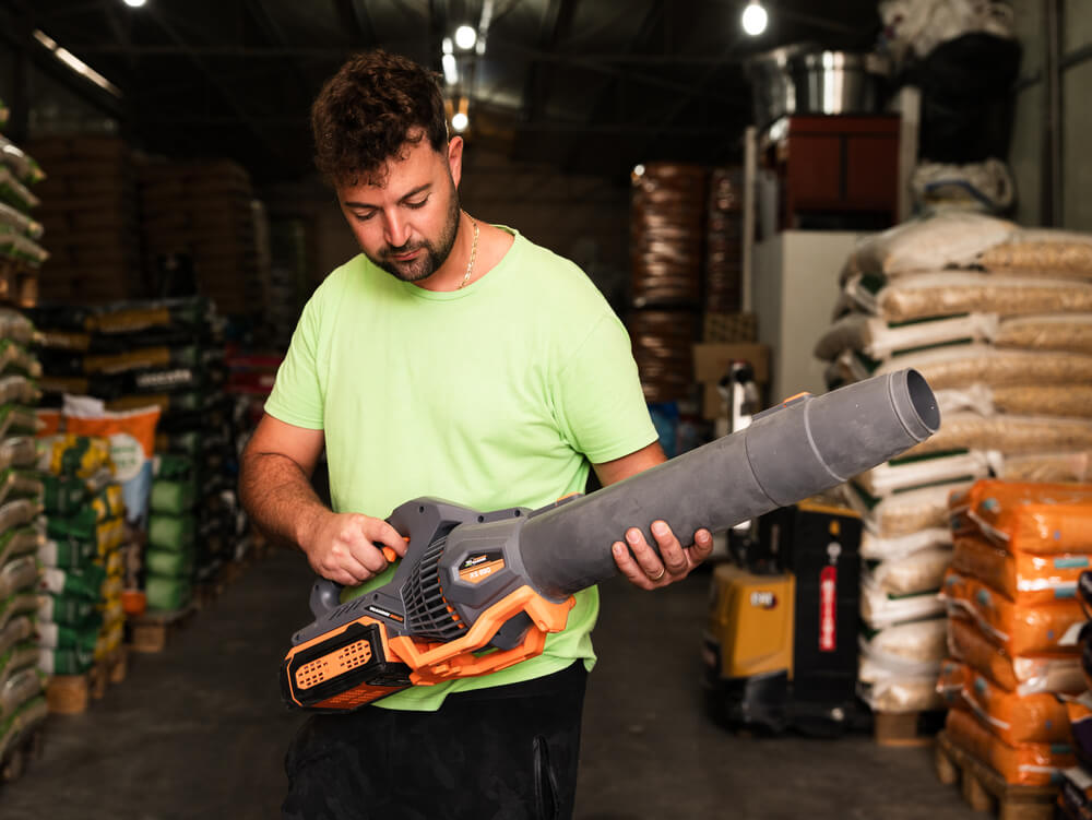 agroalimentare rubino ragazzo con attrezzo - Agroalimentare Rubino