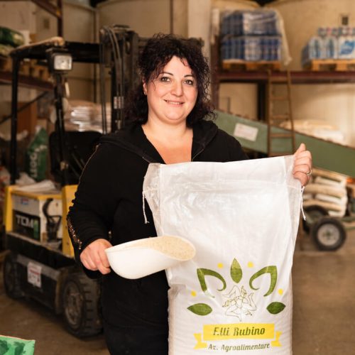 Chi siamo - Agroalimentare Rubino agroalimentare rubino - donna con sacco