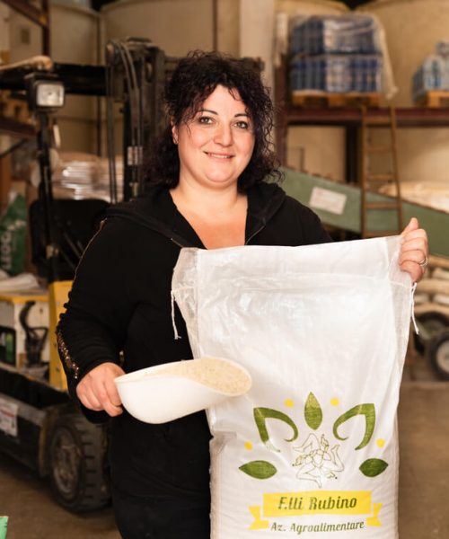 Home - Agroalimentare Rubino agroalimentare rubino - donna con sacco