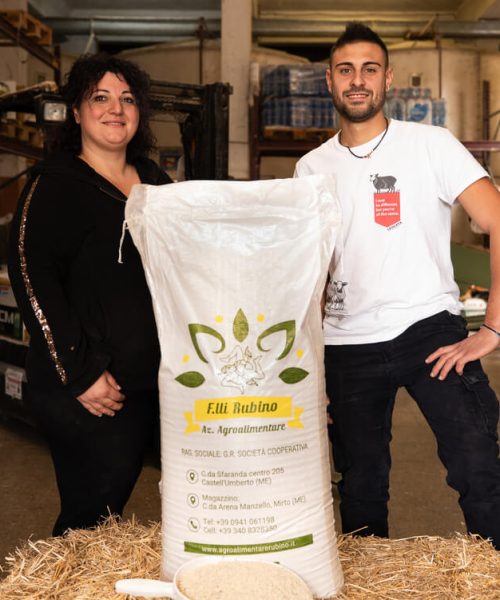 Home - Agroalimentare Rubino agroalimentare rubino - due ragazzi in posa