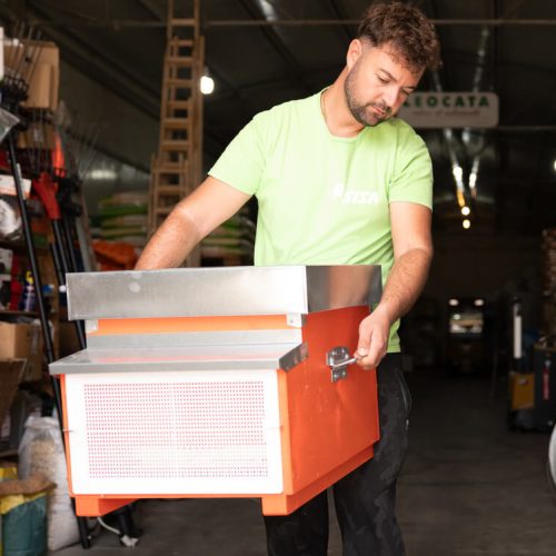 Chi siamo - Agroalimentare Rubino agroalimentare rubino - ragazzo con aggeggio agricoltura