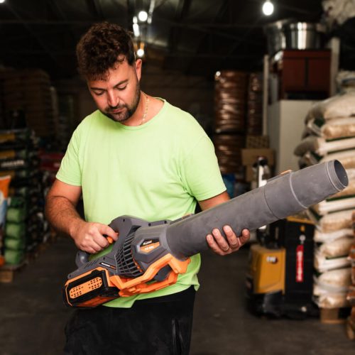 Chi siamo - Agroalimentare Rubino agroalimentare rubino - ragazzo con attrezzo